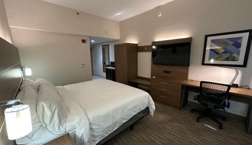 Standard King Room with Roll-In Shower - Mobility Access
