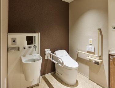 Accessible Deluxe Twin Room with Ostomy Friendly Toilet