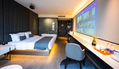 Deluxe Movie Queen Room 
