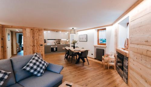 Three-Bedroom Apartment with Mountain View