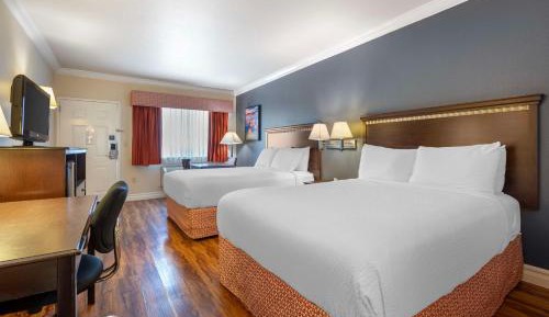 Queen Room with Two Queen Beds - Non Smoking