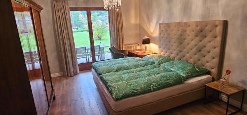 One-Bedroom Apartment with Lake View