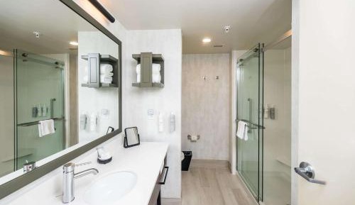 King Room with King Bed - Non-Smoking