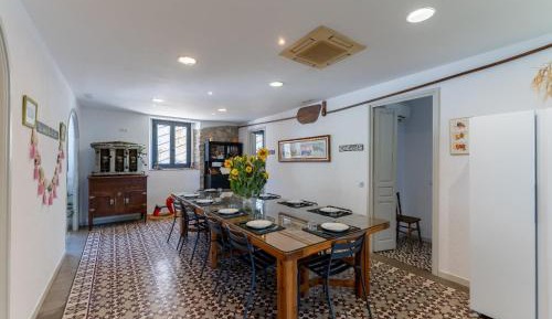 Six-Bedroom House with Jacuzzi Tub