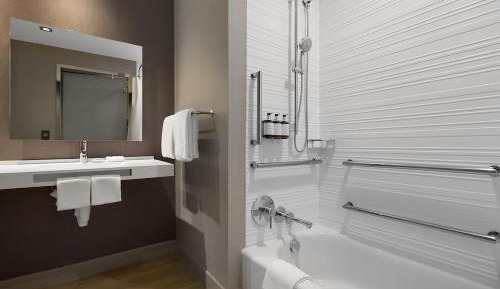 Queen Room with Two Queen Beds and Adapted Tub - Mobility Accessible