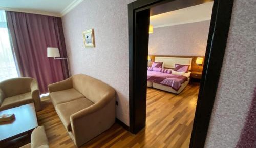 Deluxe King Suite