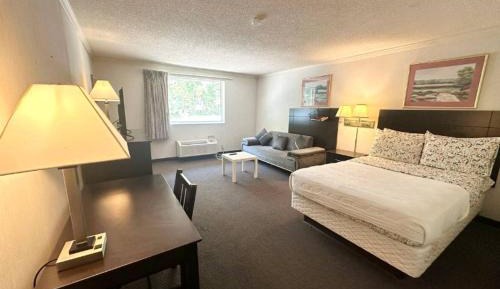 Deluxe Queen Suite