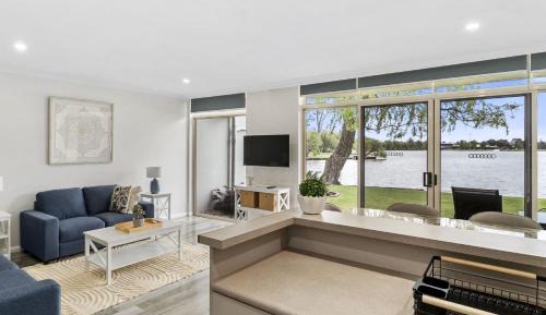 Apartment with Lake View