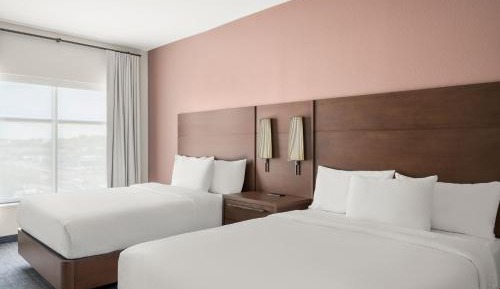 One-Bedroom Queen Suite with Sofa-Bed - High Floor 