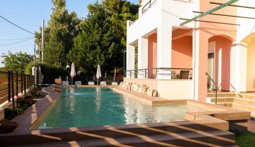 One-Bedroom Apartment with Pool View