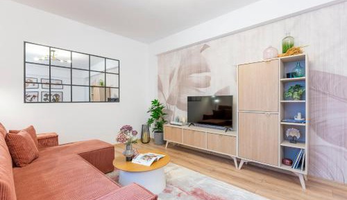 Deluxe One-Bedroom Apartment