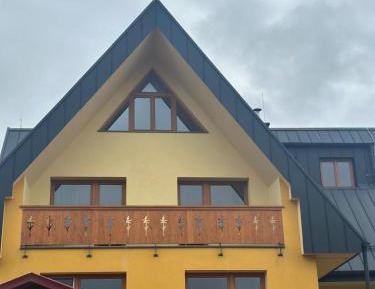 Four-Bedroom Apartment with Balcony 