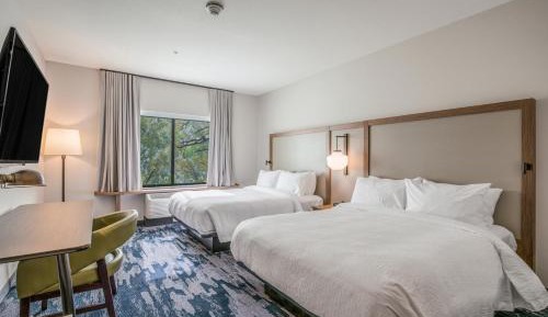 Queen Room with Two Queen Beds and Adapted Tub - Mobility Accessible