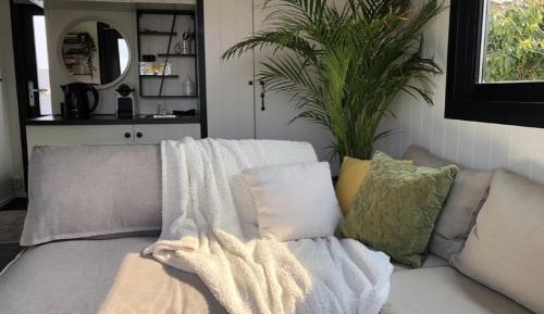 One-Bedroom House Boat