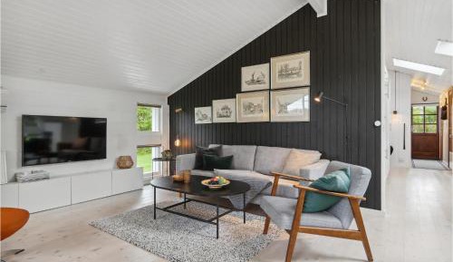 Three-Bedroom Holiday Home 