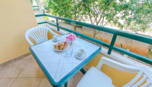 One-Bedroom Apartment with Balcony