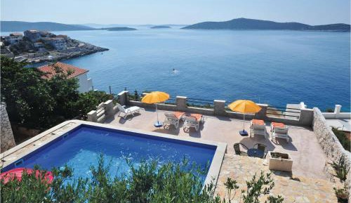 Eight-Bedroom Holiday Home