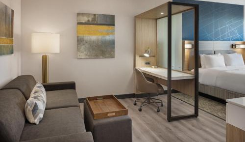 Queen Suite with Sofa Bed and Adapted Tub - Mobility and Hearing Accessible