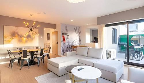 Two-Bedroom Deluxe Apartment with Balcony