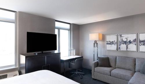 King Studio with Sofa Bed and Adapted Tub - Mobility and Hearing Accessible