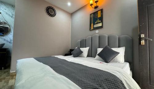 Deluxe Double Room (2 Adults + 1 Child)