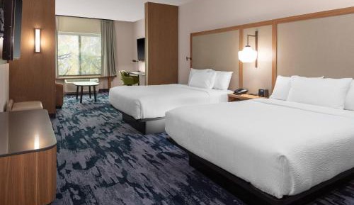 Queen Suite with Sofa Bed and Adapted Tub - Mobility Accessible