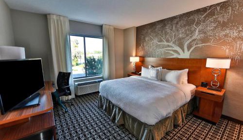 King Room with Roll-in Shower - Mobility Accessible