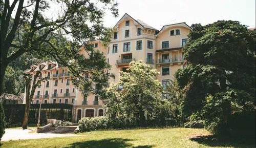 Apartment with Mountain View