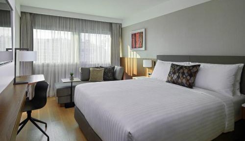 Executive Guest Room with King Bed and Courtyard View - Top Floor
