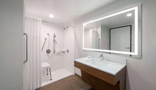King Room with Bath Tub - Mobility Accessible/Non-Smoking