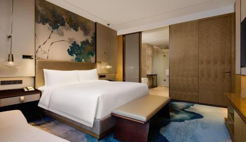 One-Bedroom Deluxe Queen Suite with City View