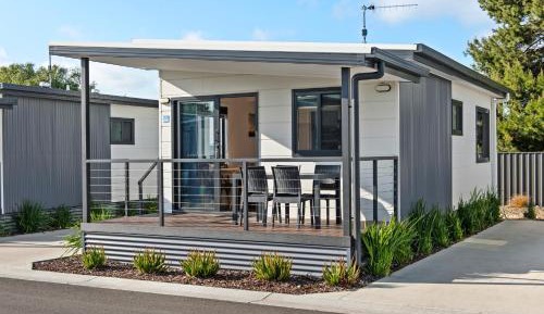 Superior Two-Bedroom Cabin - Sleeps 4