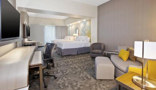 Larger Guest room, 2 Queen, Sofa bed  