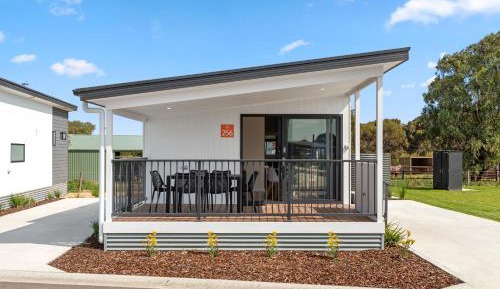 Deluxe 2 Bedroom Cabin - Sleeps 5