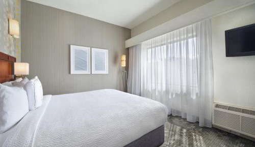 King Room with Sofa Bed and Adapted Tub - Mobility Accessible