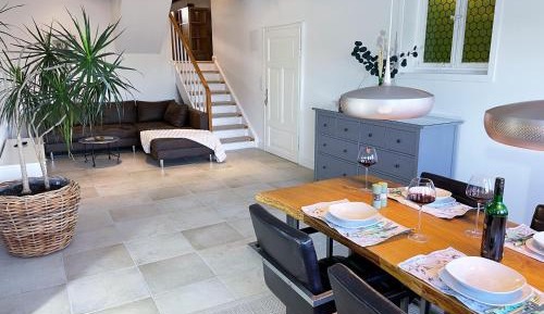 Deluxe One-Bedroom Apartment