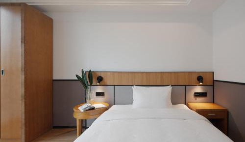 Standard Queen Room