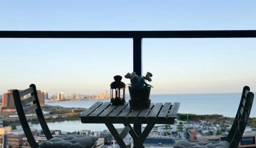 Deluxe One-Bedroom Apartment with Ocean View