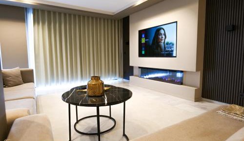 Three-Bedroom Deluxe Apartment