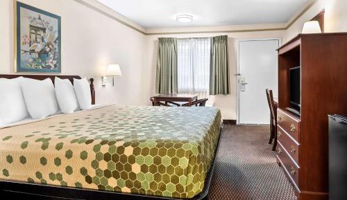 King Room with Mobility Accessible Tub