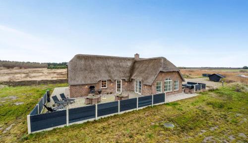 Sixteen-Bedroom Holiday home