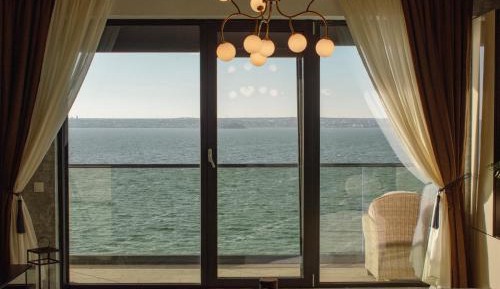 Apartment with Lake View