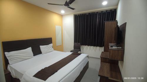 Deluxe Double Room (2 Adults + 1 Child)