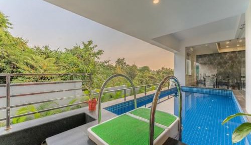 Four-Bedroom Apartment with Pool View