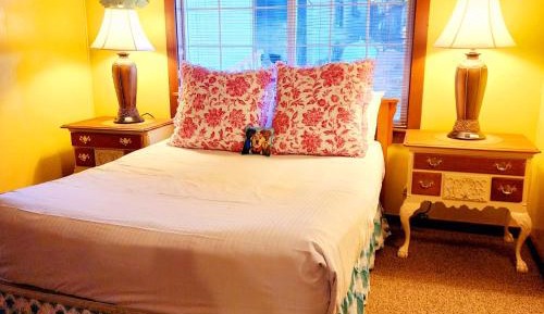 Deluxe Queen Suite