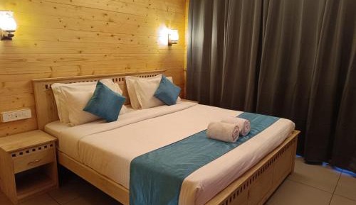 Deluxe Double Room with Side Sea View