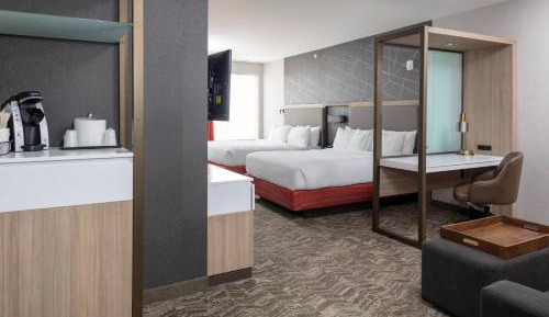 Suite with 2 Queen Trundle Beds 