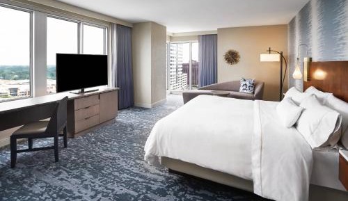 Larger Guest room, 1 King, Corner room