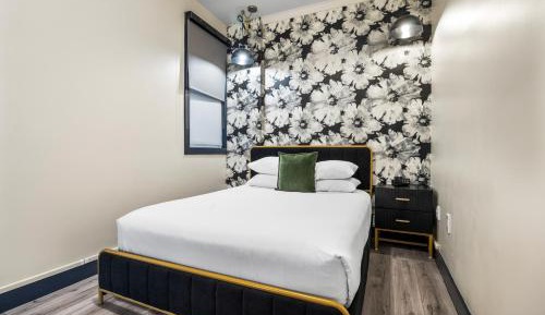 Deluxe Queen Suite