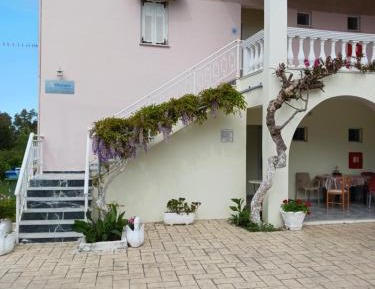 Studio with Garden View